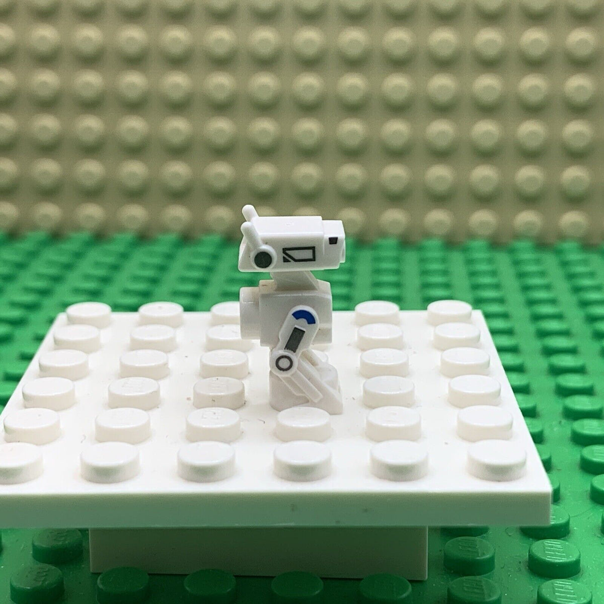 LEGO Star Wars BD-72 Droid Minifigure SW1211 From Set 75325