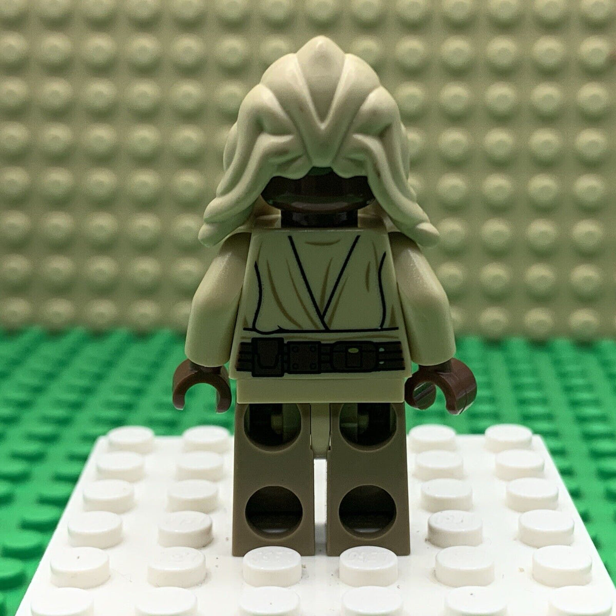 LEGO Star Wars Stass Allie Minifigure / sw0469 / 75016 / Excellent Condition